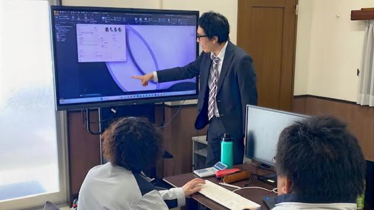 Inventorカスタム演習オプションで実際の図面・3Dデータを使用した実務対応トレーニングをしているイメージ